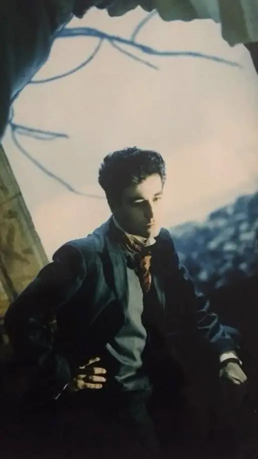 ai character: Jorge González background