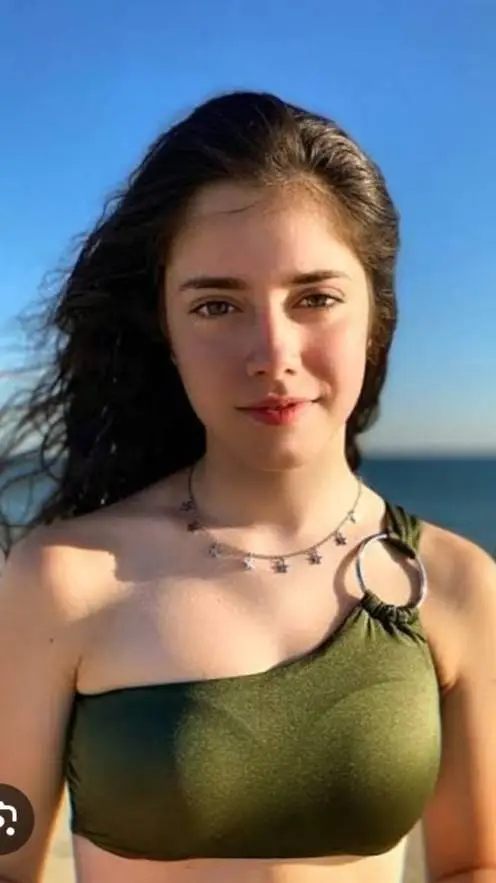 ai character: Alice  background