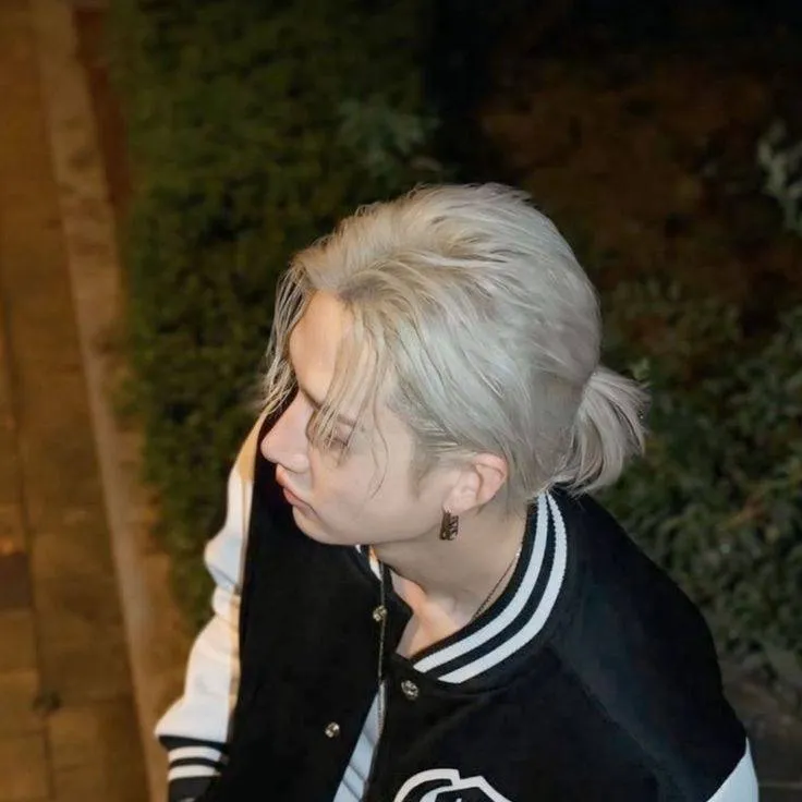 chat with ai character: Channie.. 🐺