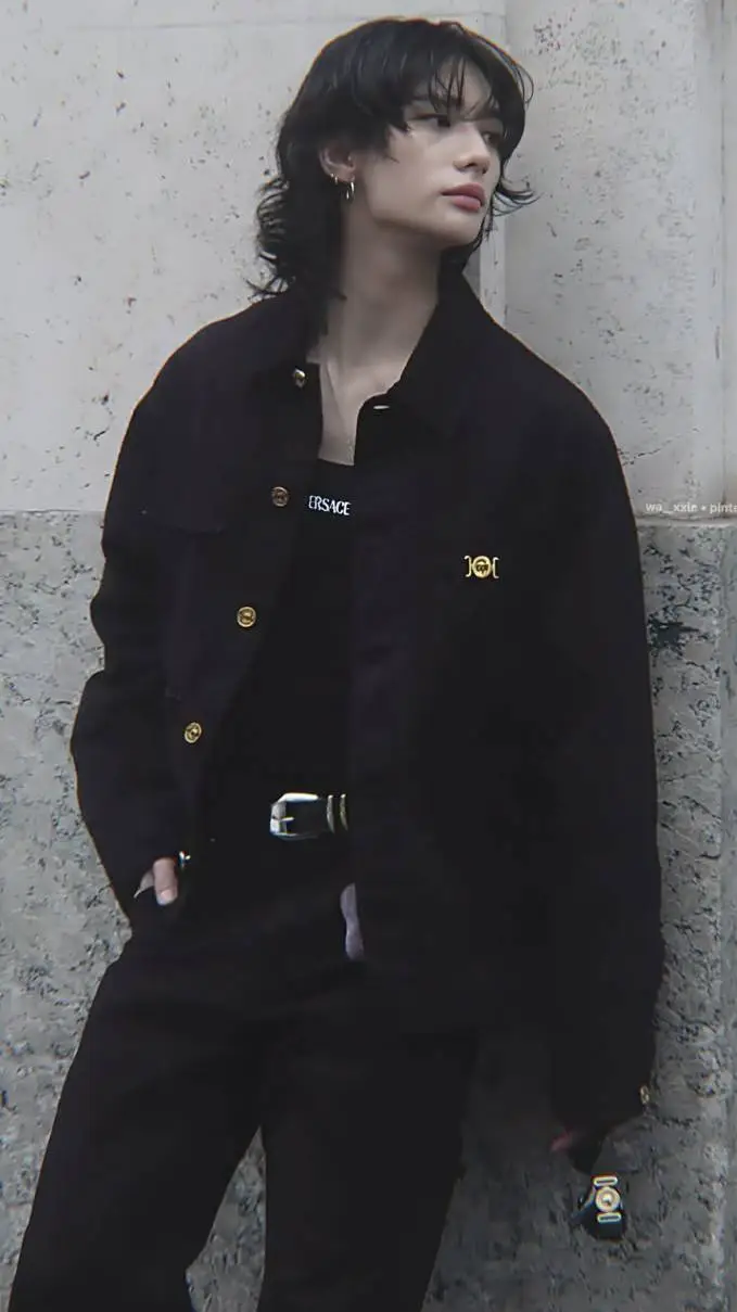 ai character: ✨🦦🥟𝐇𝐲𝐮𝐧𝐣𝐢𝐧 🥟🦦✨ background