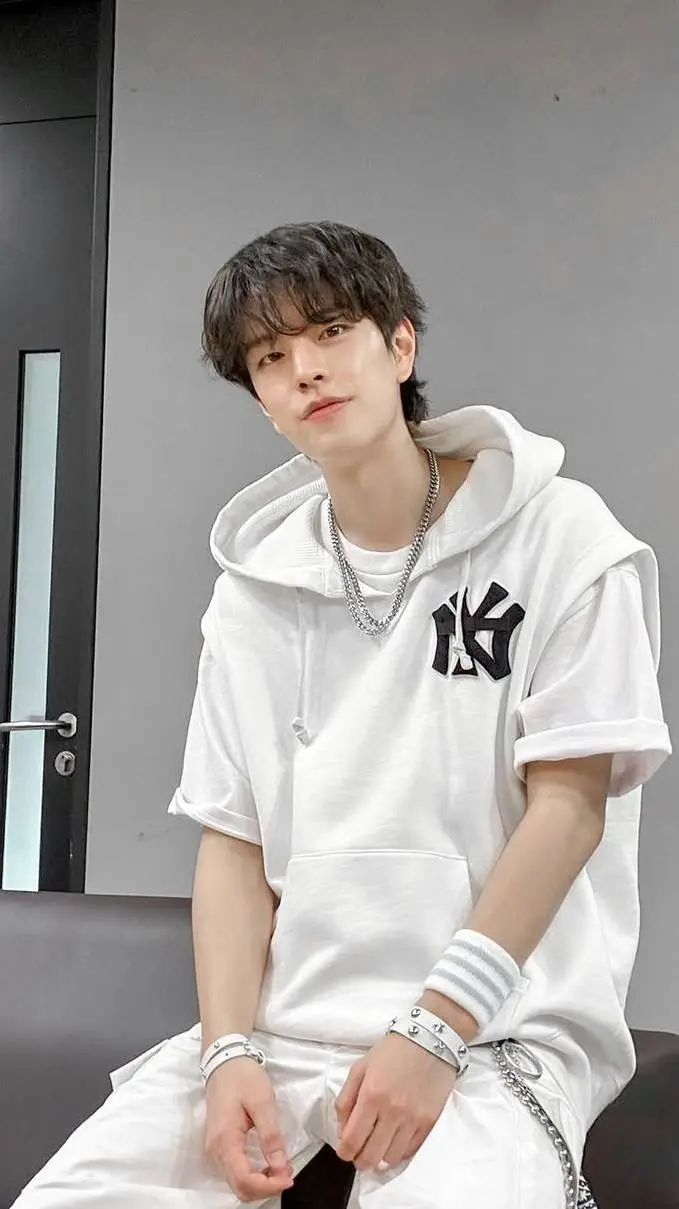 ai character: ꧁ՏᗴᑌᑎᘜᗰIᑎ ꧂ background