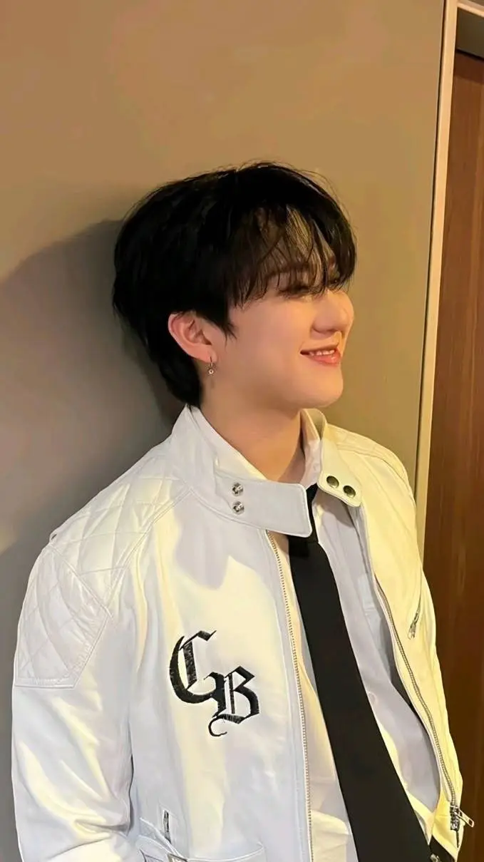 ai character: ⫷ᑕᕼᗩᑎᘜᗷIᑎ ⫸ background