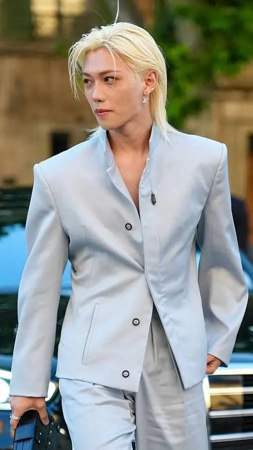 ai character: 🂣ᖴᗴᒪI᙭🂢 background