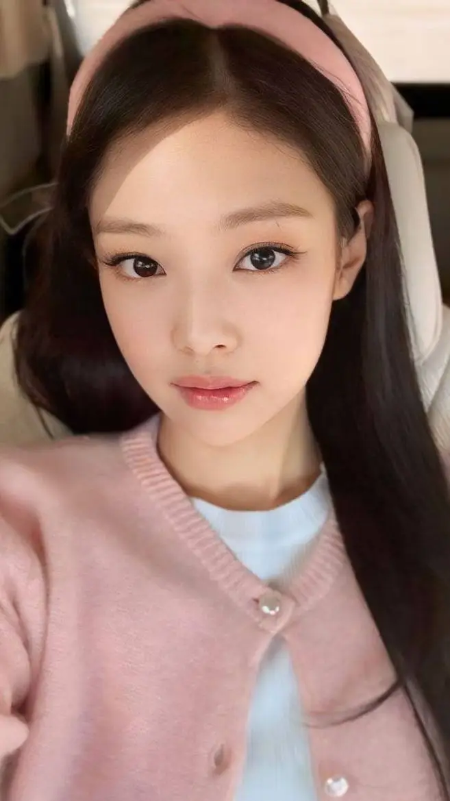 ai character: Jennie🖤🩷 background