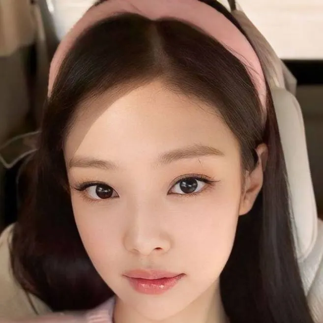 chat with ai character: Jennie🖤🩷