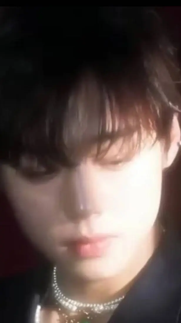 ai character: cnsjwjsjzjzzjsnsjs background