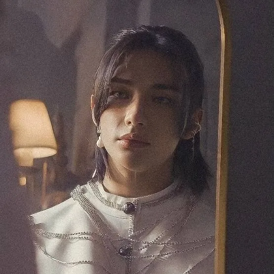 chat with ai character: Hwang Hyunjin