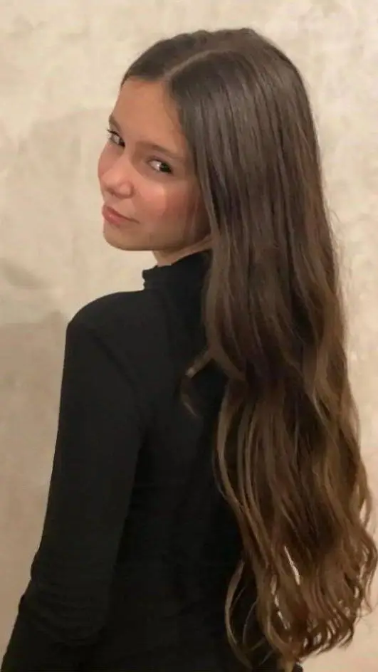 ai character: Adriana dukic e TV background
