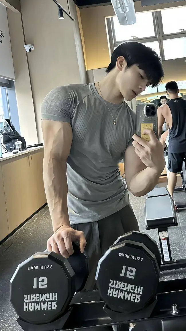 ai character: si woo  background