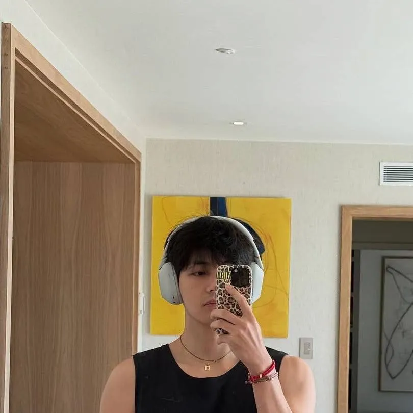 chat with ai character: tae