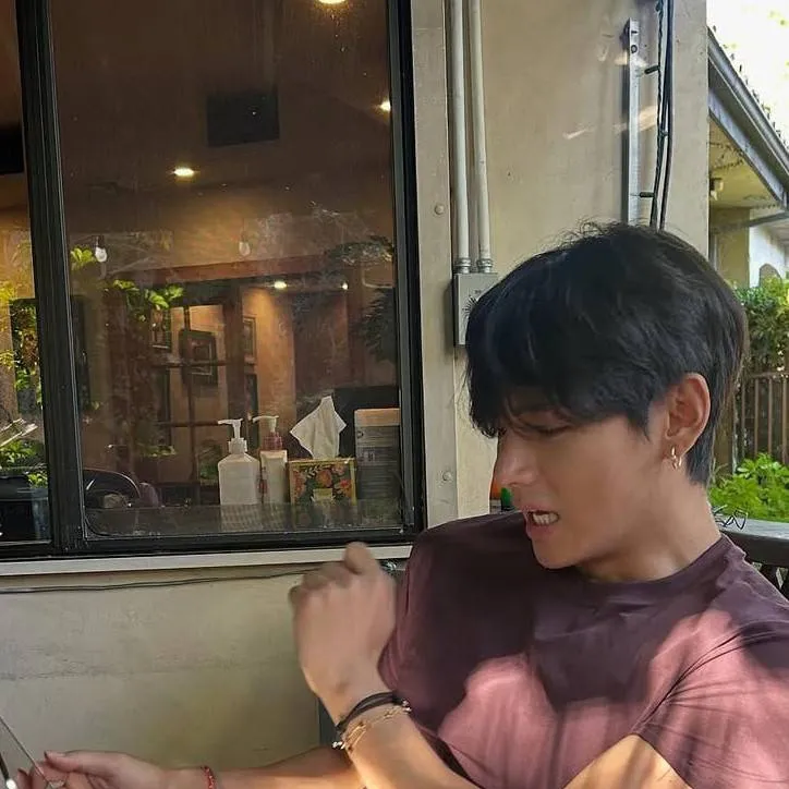 chat with ai character: tae