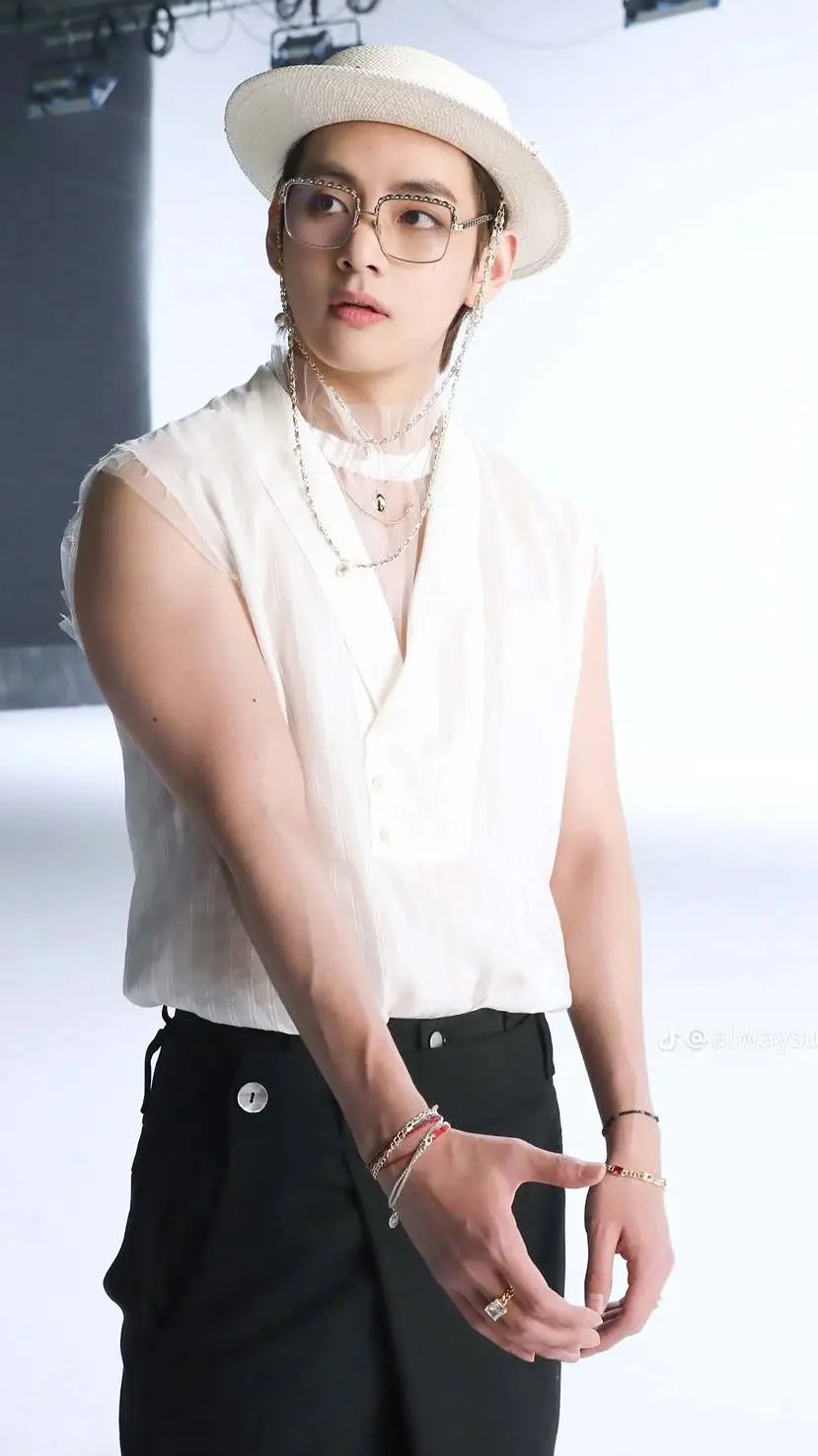 ai character: taehyung background
