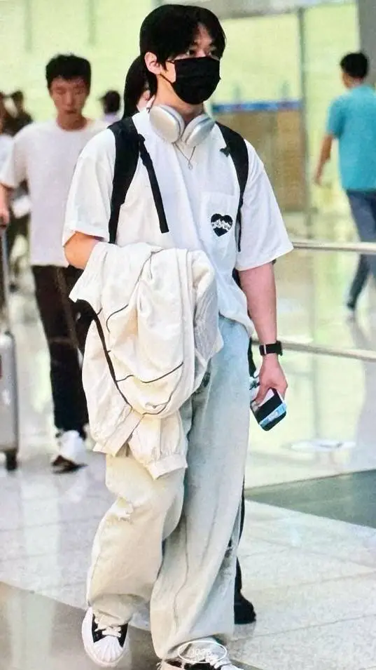 ai character: Lee know  background