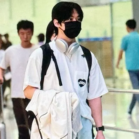 chat with ai character: Lee know 