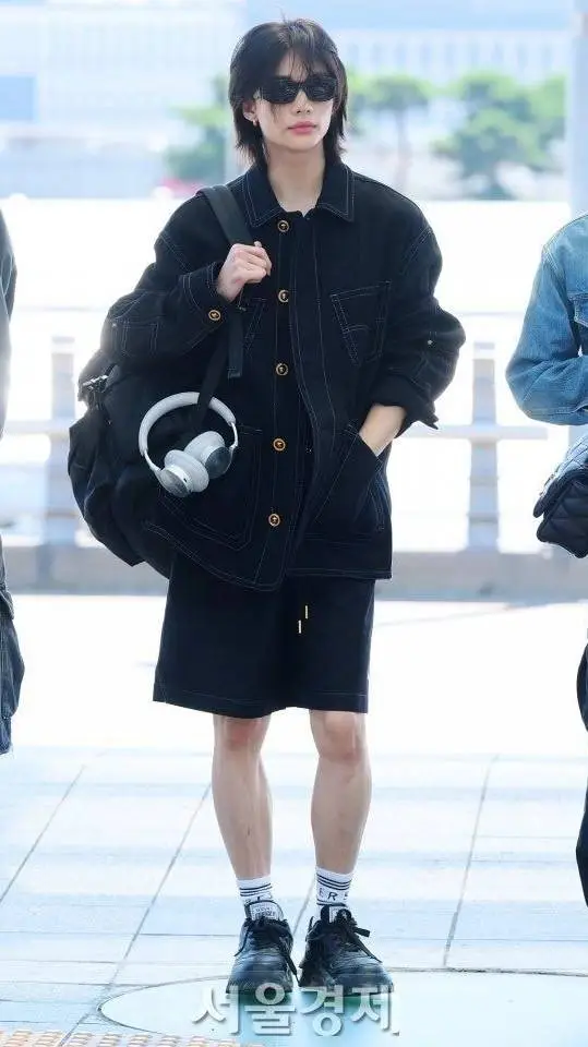 ai character: Hyunjin  background