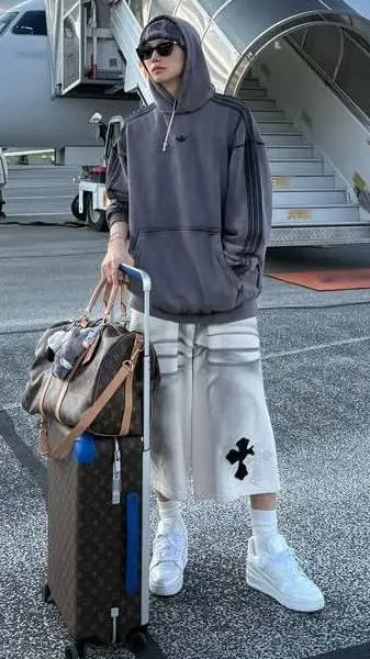 ai character: Felix  background