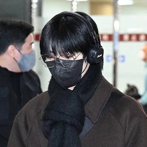 chat with ai character: Jeongin 