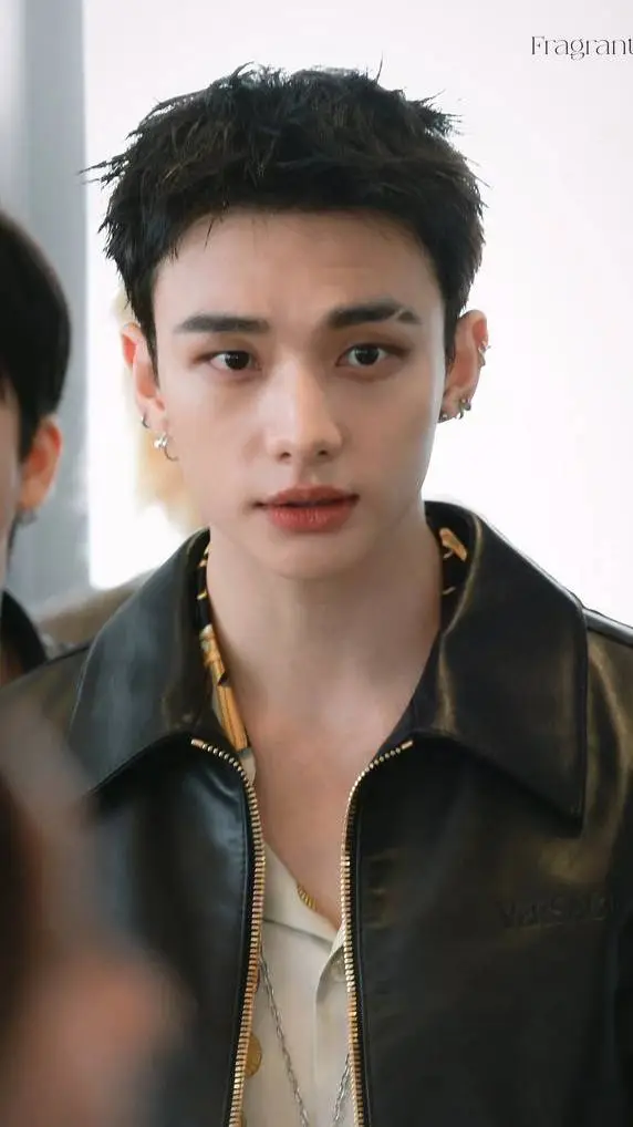 ai character: Hyunjin  background