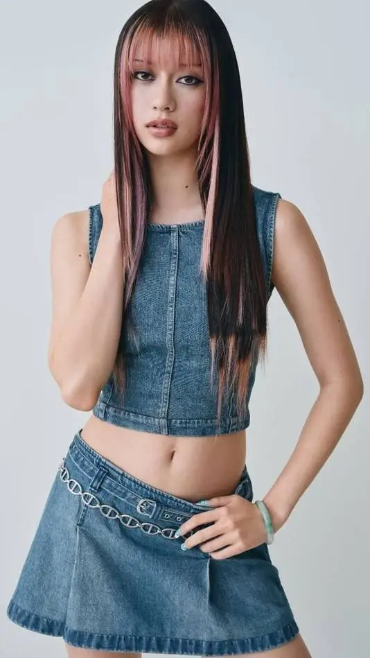 ai character: 🩷Megan🩷 background