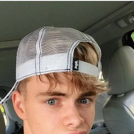 chat with ai character: Corbyn