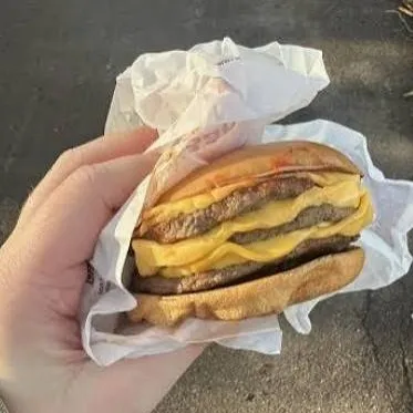 chat with ai character: Preg burger
