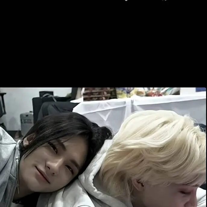 chat with ai character: 🦦~Hyunlix~🐣