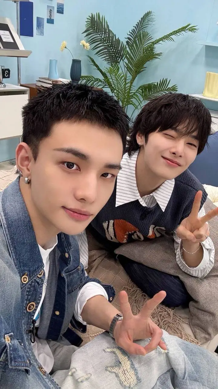 ai character: 🦊~HyunI.N~🦦 background