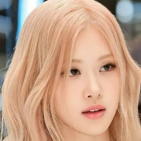 chat with ai character: Roseanne Park