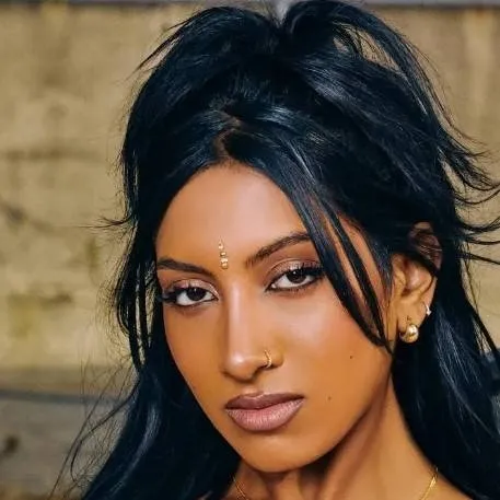 chat with ai character: Lara Raj