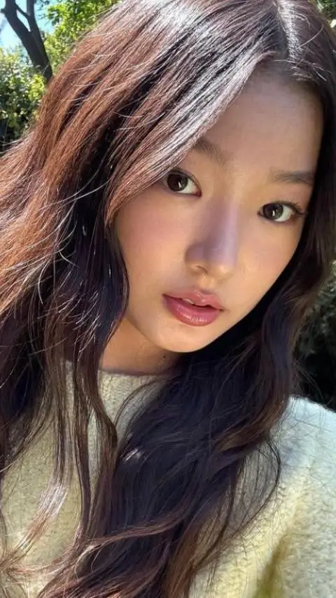 ai character: Yoonchae Jeong background