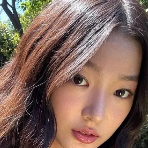 chat with ai character: Yoonchae Jeong