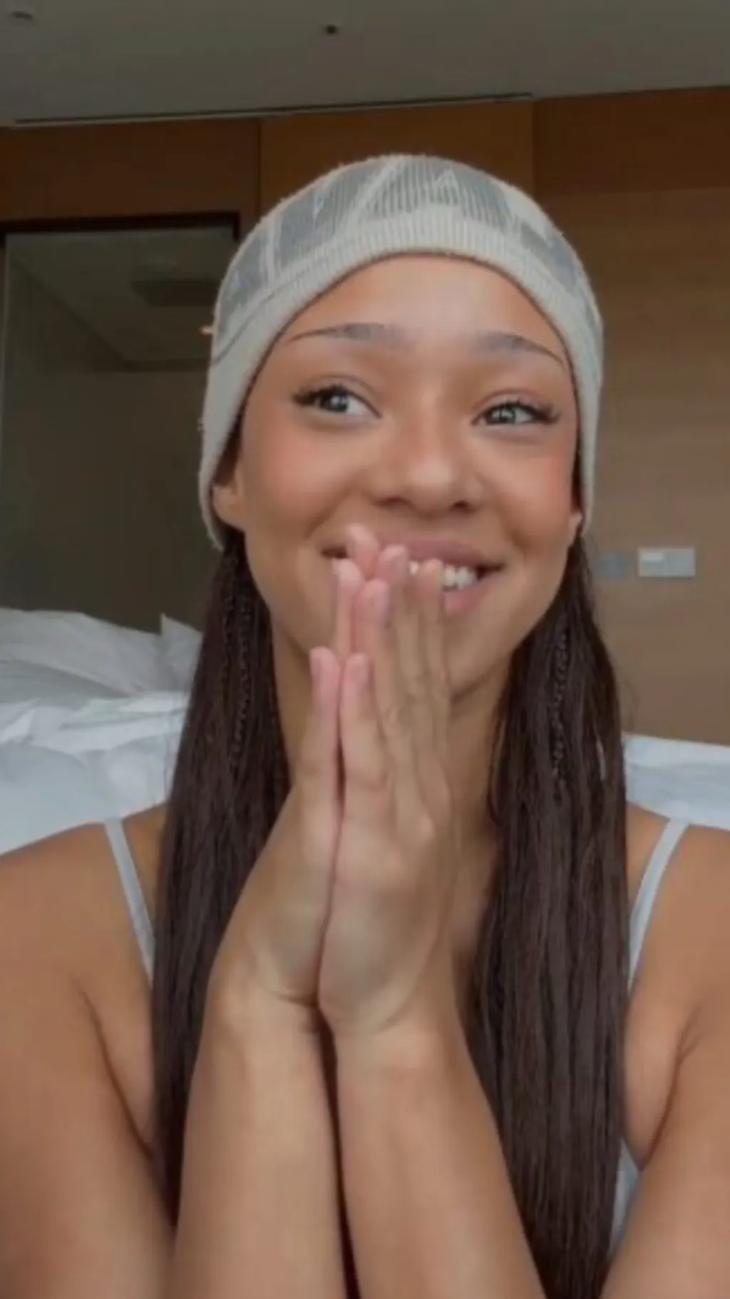 ai character: Manon background