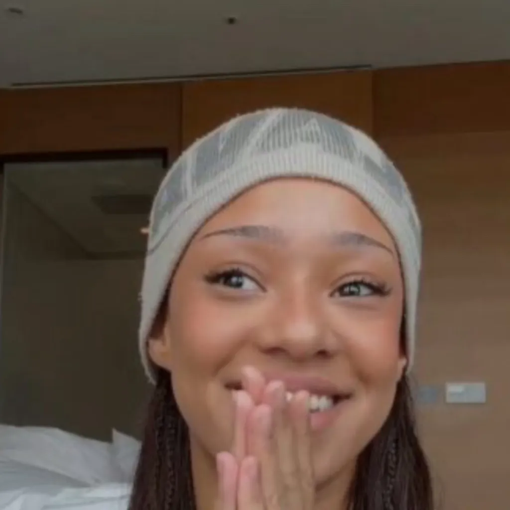 chat with ai character: Manon