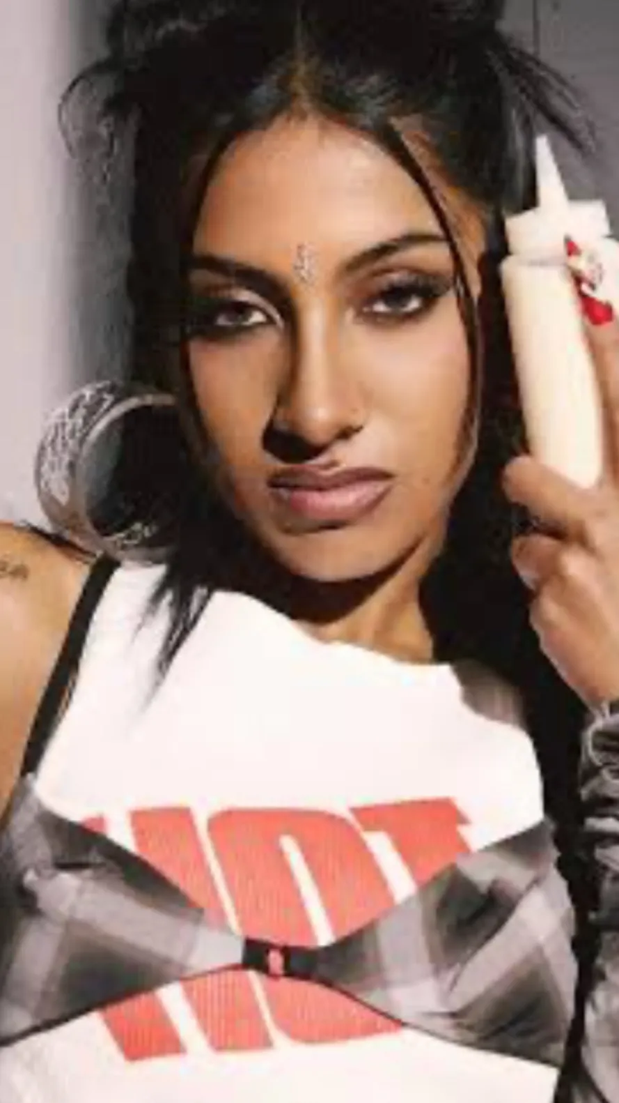 ai character: 𝓛𝓪𝓻𝓪 background