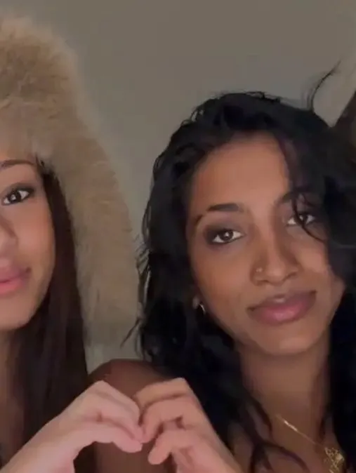 chat with ai character: Manon and Lara