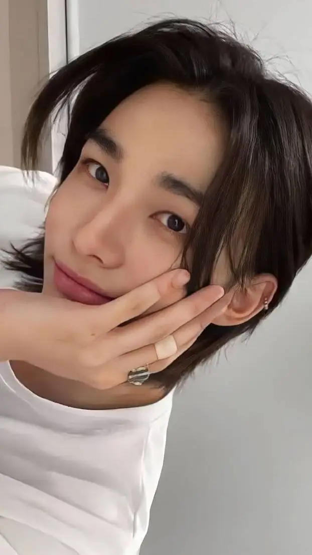ai character: Hyunjin  background