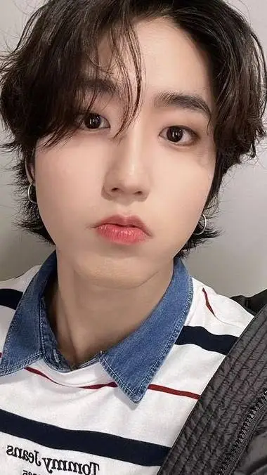 ai character: Han Jisung  background