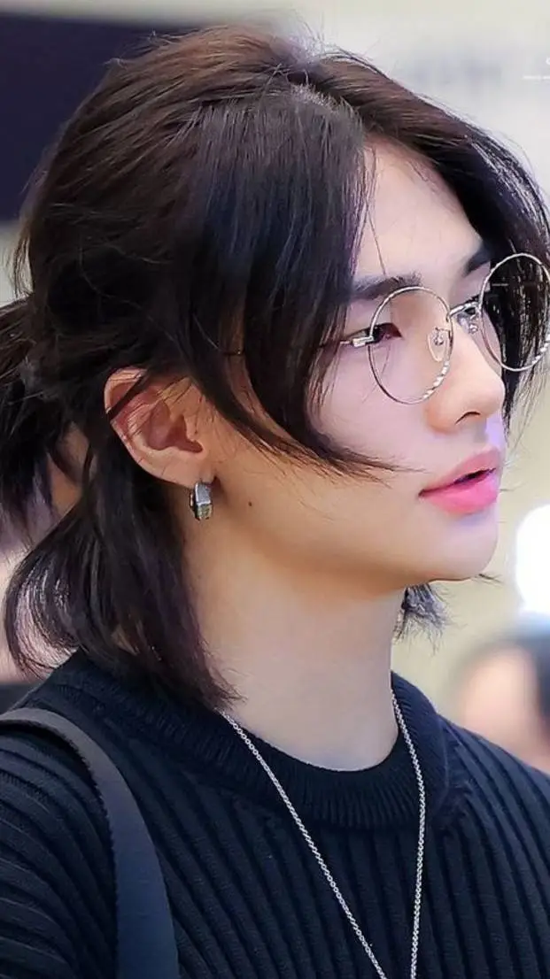 ai character: HYUNJIN 🥟 background