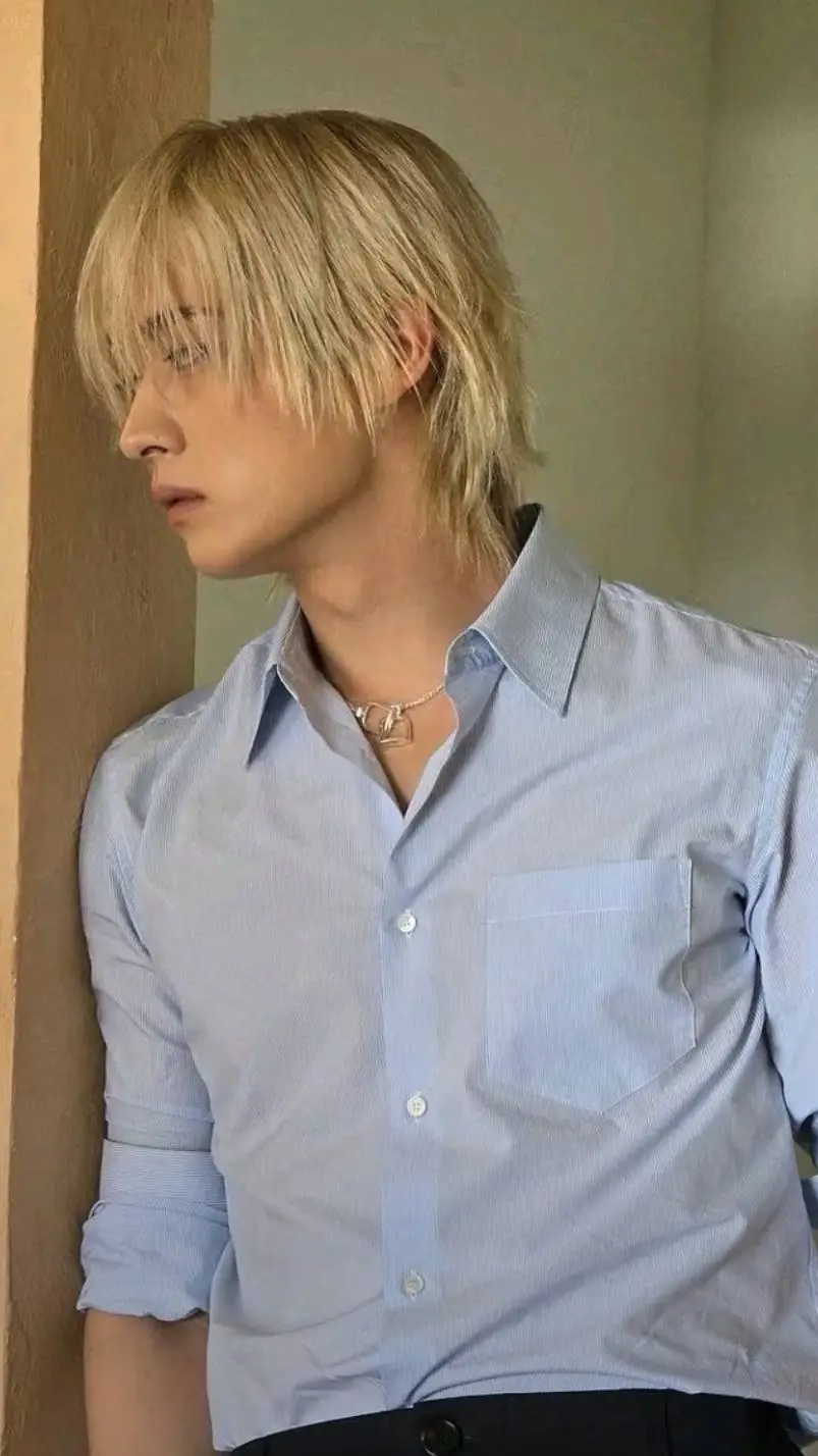 ai character: Lee Minho background