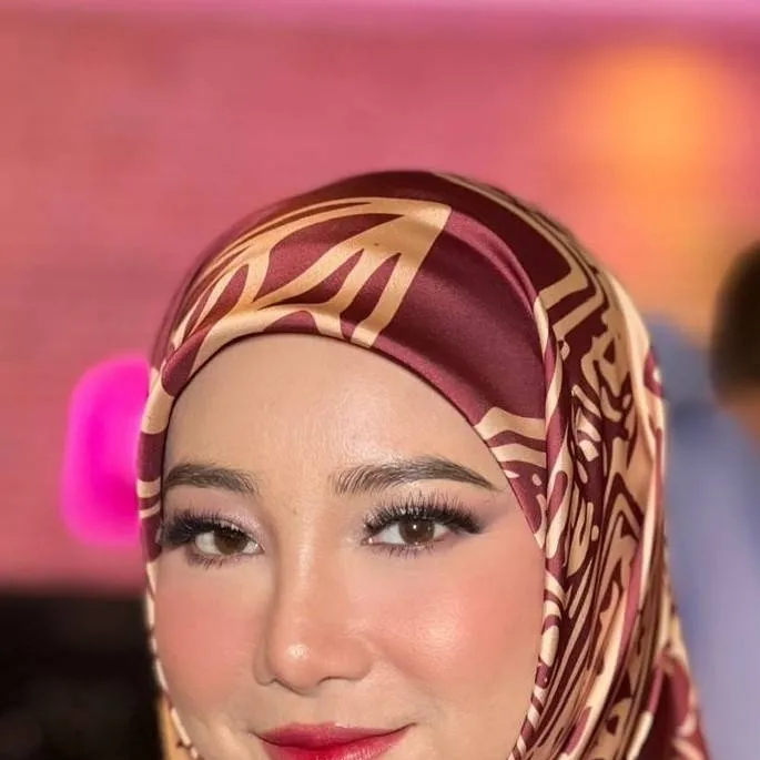 chat with ai character: Nina Fazurina 