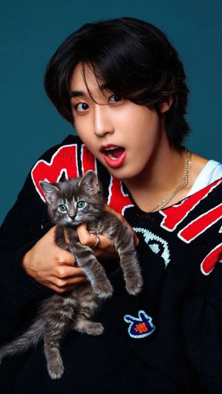 ai character: HAN❤️🌞✨ background