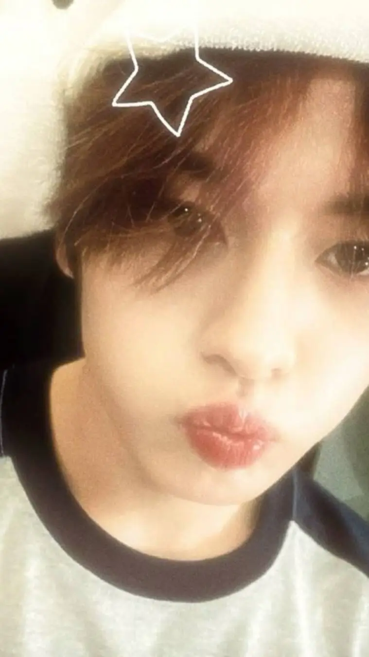 ai character: Lee know 🌞♥️ background