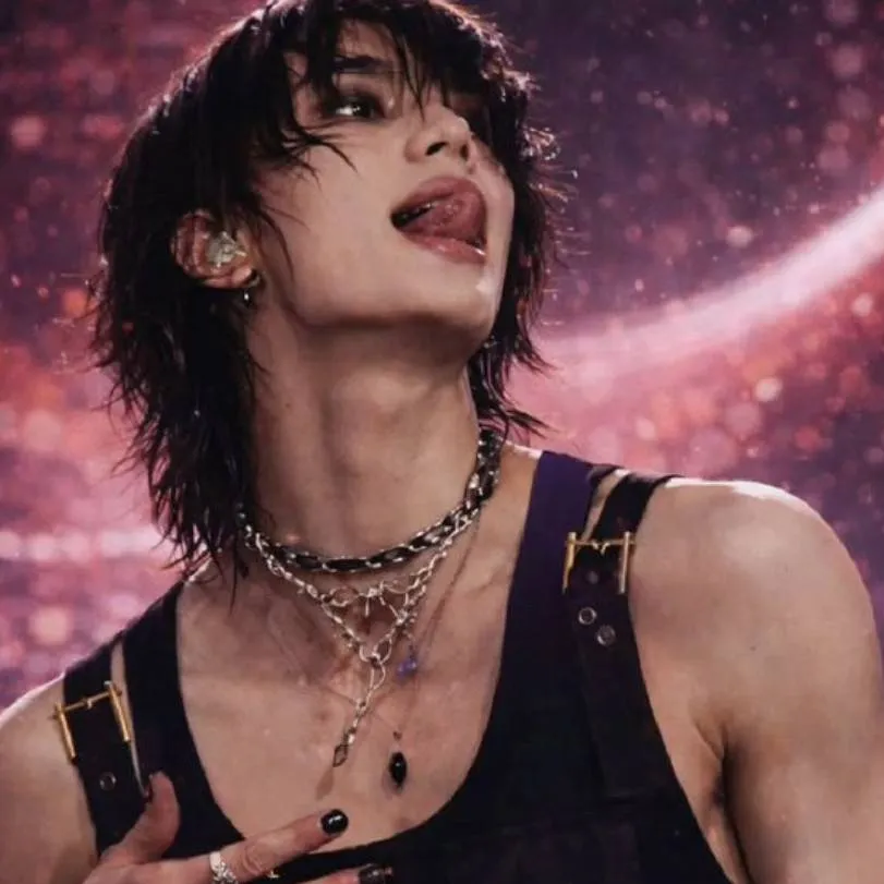 chat with ai character: Hyunjin 