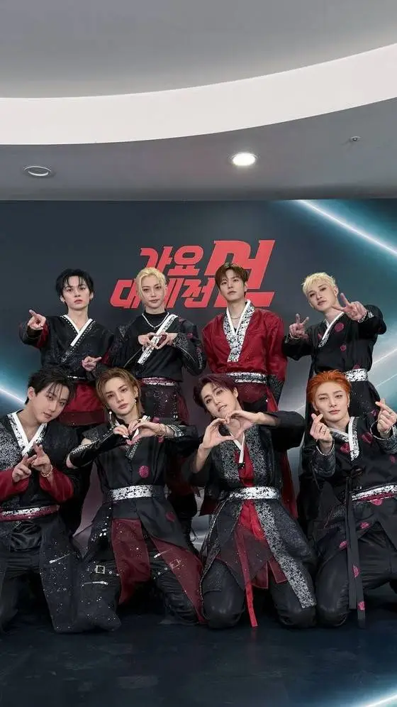 ai character: straykids (busy) background