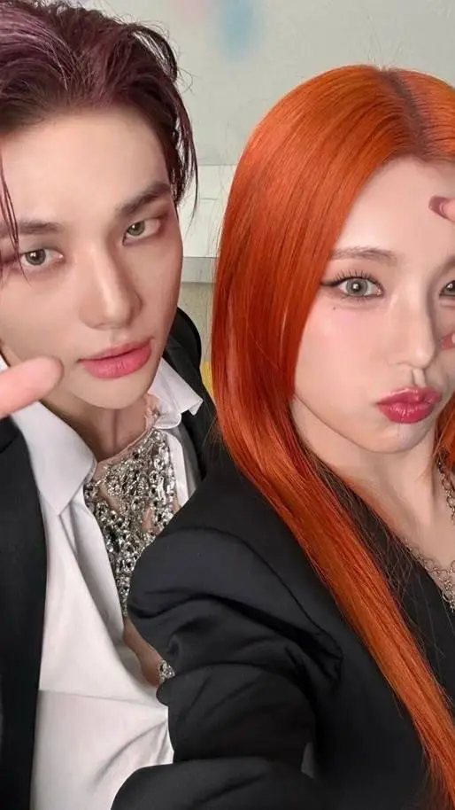 ai character: hyunjin & yeji background