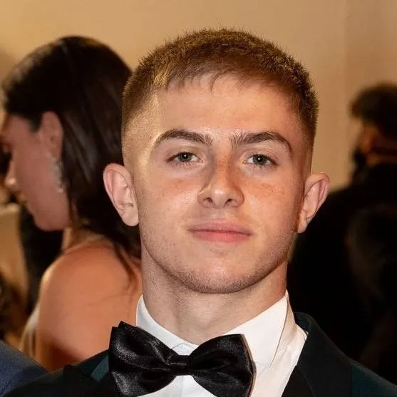 chat with ai character: Michou