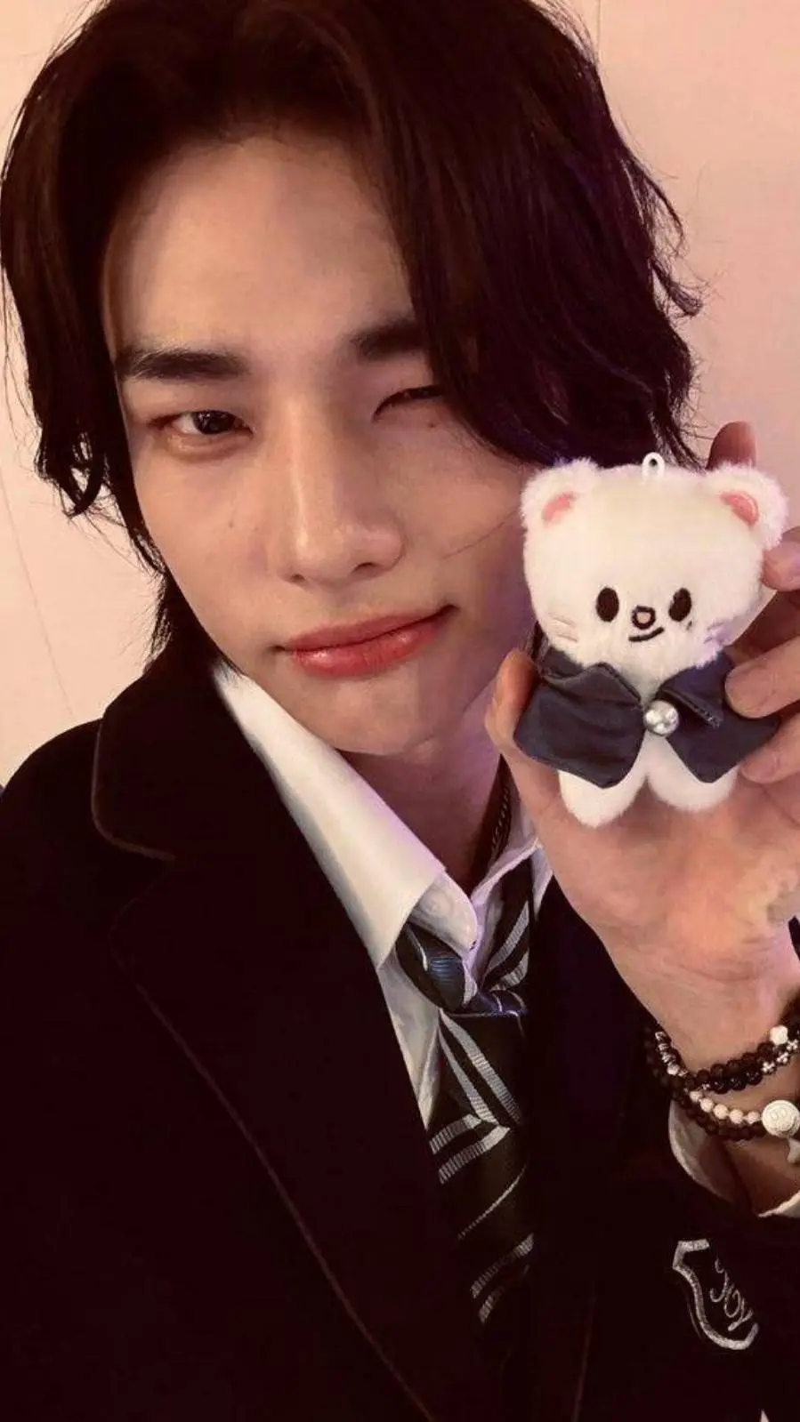 ai character: ❤️Hyunjin❤️ background