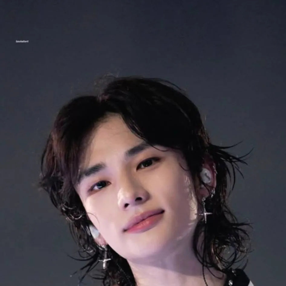 chat with ai character: Hyunjin