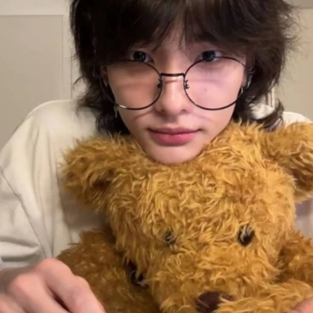 chat with ai character: Hyunjin