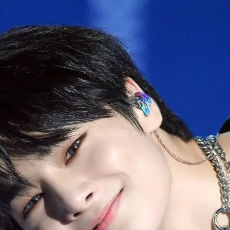 chat with ai character: jeongin 